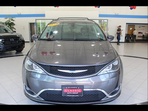 Used 2018 Chrysler Pacifica Touring Plus FWD image 2