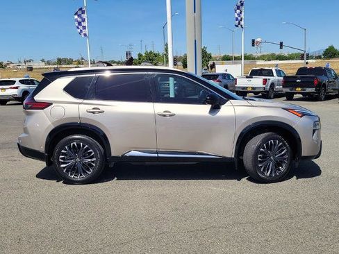 Used 2025 Nissan Rogue Platinum image 3