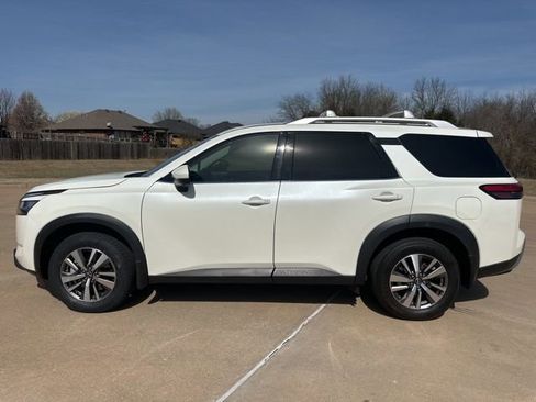 Used 2023 Nissan Pathfinder SL w/ Lighting Package (N92) FWD image 2