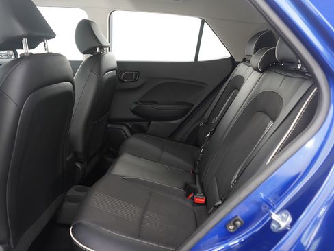 Used 2023 Hyundai Venue Limited image 13