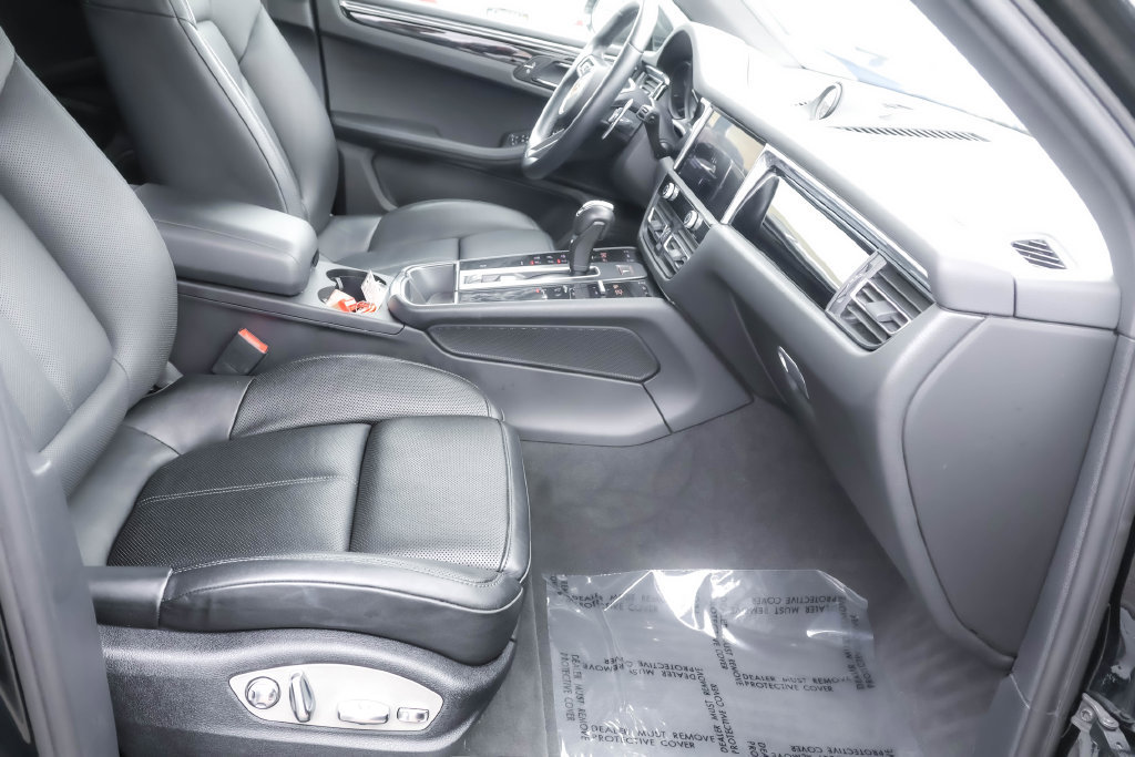 Used 2023 Porsche Macan AWD/4WD image 32