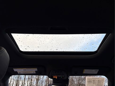 Used 2024 Chevrolet Trax RS w/ Sunroof Package image 12