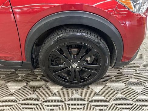 Used 2019 Nissan Kicks SR w/ SR Premium Package FWD image 2