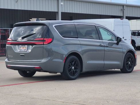 Used 2023 Chrysler Pacifica Touring-L FWD image 6