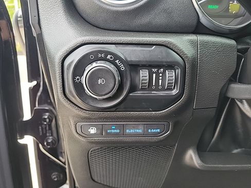 Used 2022 Jeep Wrangler Unlimited Sahara w/ Cold Weather Group AWD/4WD image 34