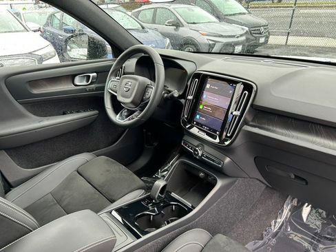Used 2023 Volvo XC40 Recharge Plus image 34