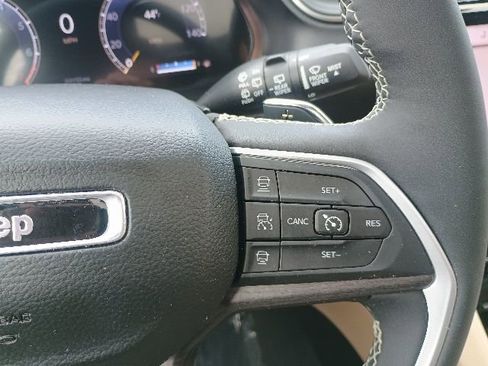 Used 2023 Jeep Grand Cherokee L Limited w/ Luxury Tech Group II AWD/4WD image 31