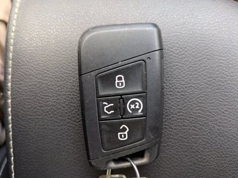 Used 2022 Volkswagen Taos SE w/ Panoramic Sunroof Package FWD image 31