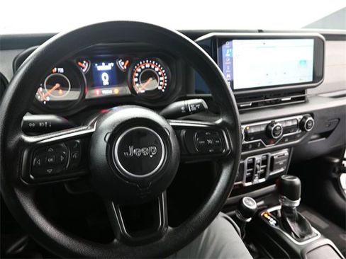 Used 2025 Jeep Gladiator Sport image 13