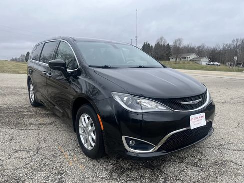 Used 2020 Chrysler Pacifica Touring w/ Cold Weather Group FWD image 7