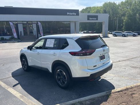 Used 2024 Nissan Rogue SV FWD image 5