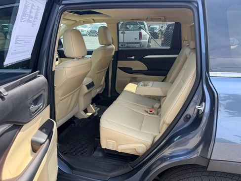 Used 2019 Toyota Highlander XLE AWD/4WD image 31