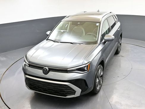 Used 2025 Volkswagen Taos SE w/ Panoramic Sunroof Package AWD/4WD image 36
