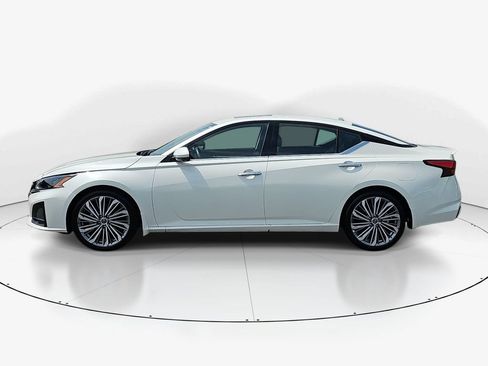 Used 2025 Nissan Altima 2.5 SL FWD image 10