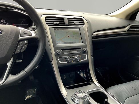 Used 2017 Ford Fusion SE w/ Fusion SE Technology Package FWD image 9