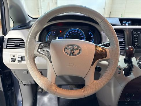 Used 2014 Toyota Sienna XLE w/ Entertainment Package FWD image 11