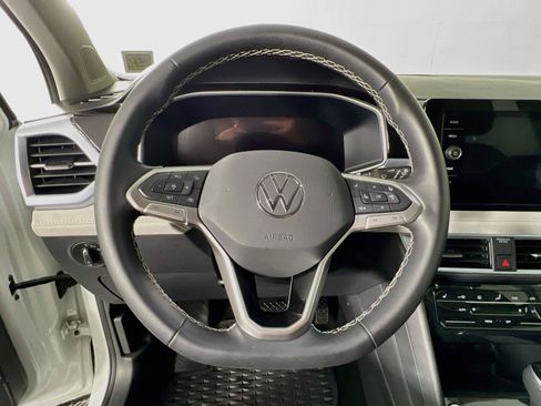 Used 2025 Volkswagen Taos SE AWD/4WD image 12