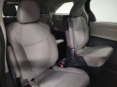 Used 2024 Toyota Sienna LE FWD image 21