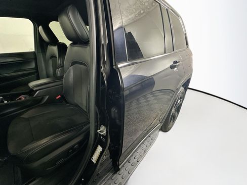 Used 2023 Jeep Grand Cherokee Altitude AWD/4WD image 12