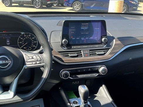 Used 2025 Nissan Altima 2.5 SV image 9