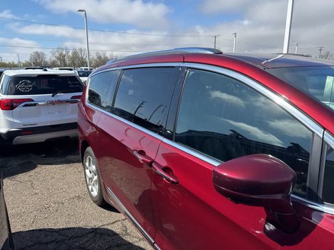 Used 2020 Chrysler Pacifica Touring-L image 19