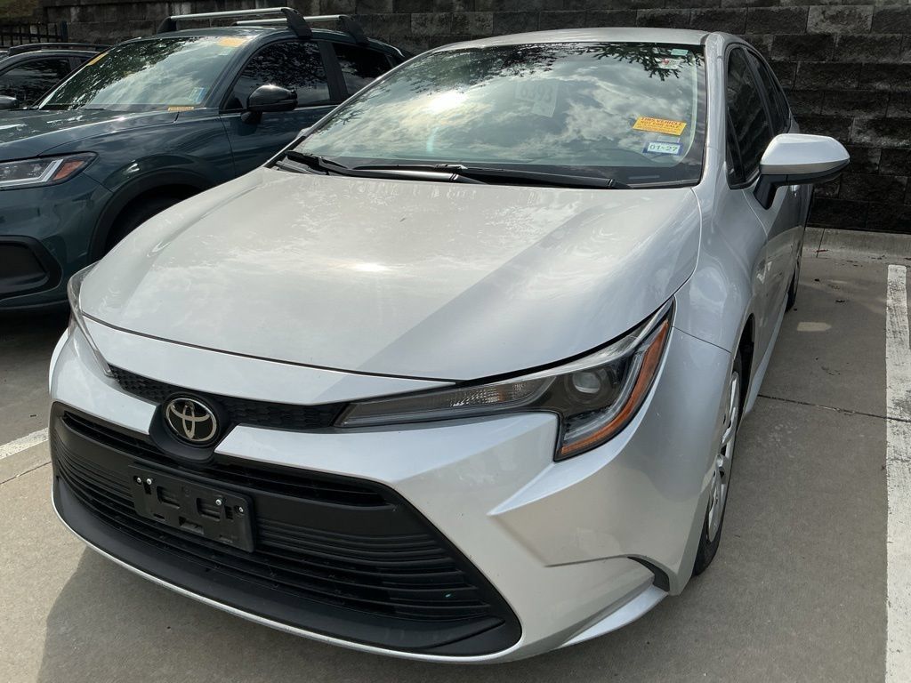 Used 2025 Toyota Corolla LE FWD image 2