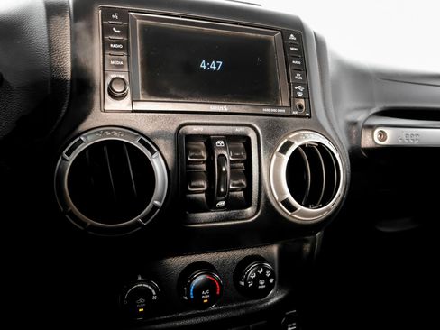 Used 2013 Jeep Wrangler Unlimited Sahara w/ Connectivity Group AWD/4WD image 26