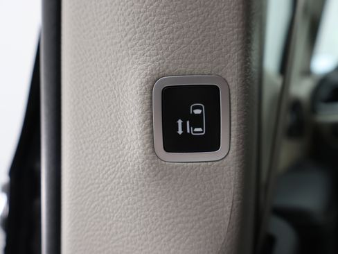 Used 2024 Chrysler Pacifica Touring-L image 37