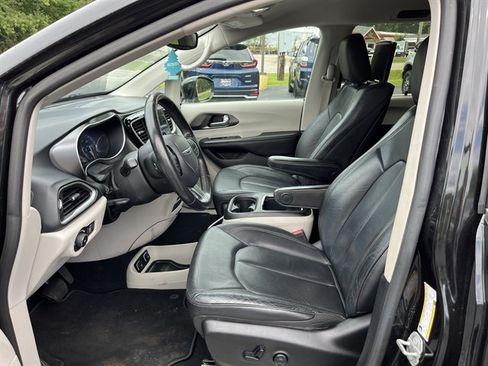 Used 2020 Chrysler Pacifica Touring-L Plus w/ Advanced Safetytec Group FWD image 19