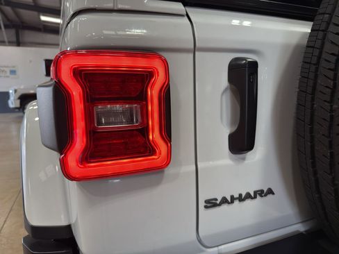 Used 2025 Jeep Wrangler Unlimited Sahara AWD/4WD image 11