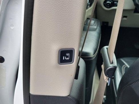 Used 2022 Chrysler Pacifica Touring-L image 13