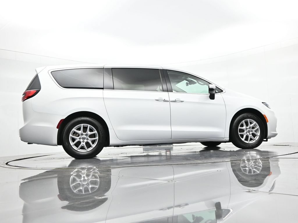 Used 2023 Chrysler Pacifica Touring-L FWD image 29