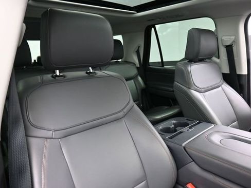 Used 2025 Ford Expedition Active AWD/4WD image 32