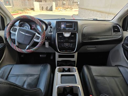 Used 2014 Chrysler Town & Country Touring image 14