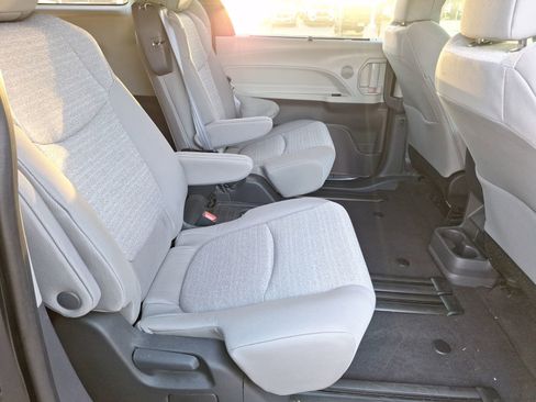 Used 2024 Toyota Sienna LE image 30