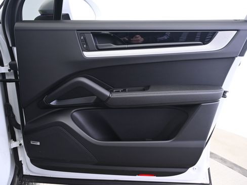 Used 2025 Porsche Cayenne E-Hybrid image 20