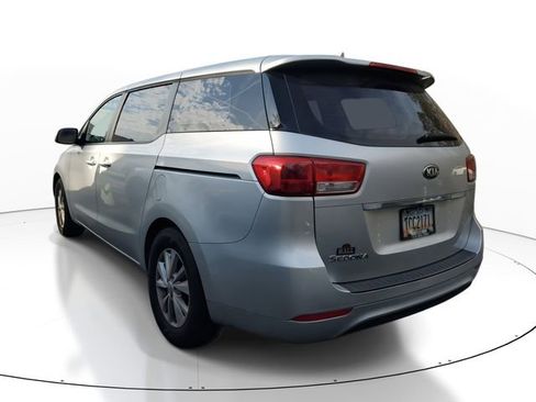 Used 2017 Kia Sedona L image 4