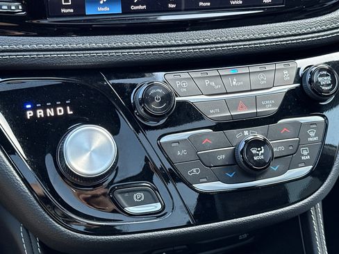 Used 2024 Chrysler Pacifica Limited w/ Uconnect Theater Family Group image 21