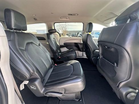 Used 2024 Chrysler Pacifica Touring-L image 30
