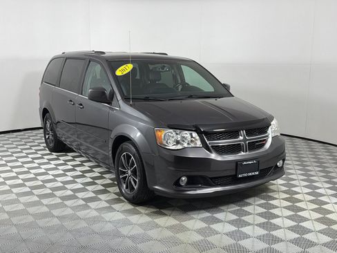 Used 2017 Dodge Grand Caravan SXT FWD image 3