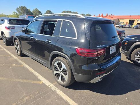 Used 2025 Mercedes-Benz GLB 250 4MATIC image 2