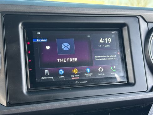 Used 2017 Toyota Tacoma TRD Off-Road image 7