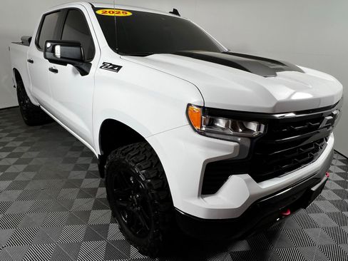 Used 2025 Chevrolet Silverado 1500 LT Trail Boss w/ Convenience Package II image 3