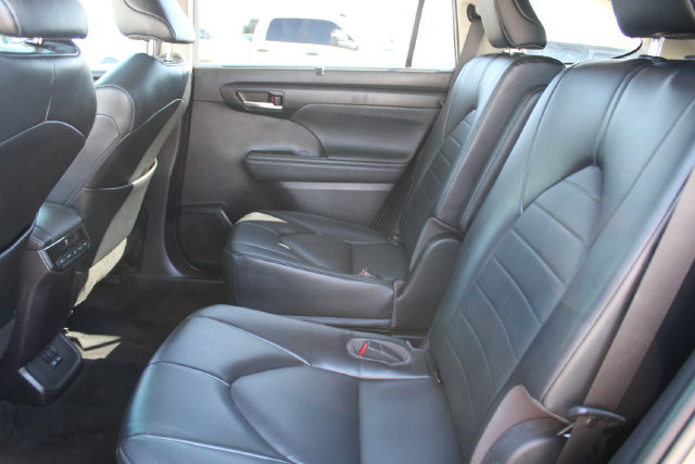 Used 2022 Toyota Highlander XLE FWD image 35