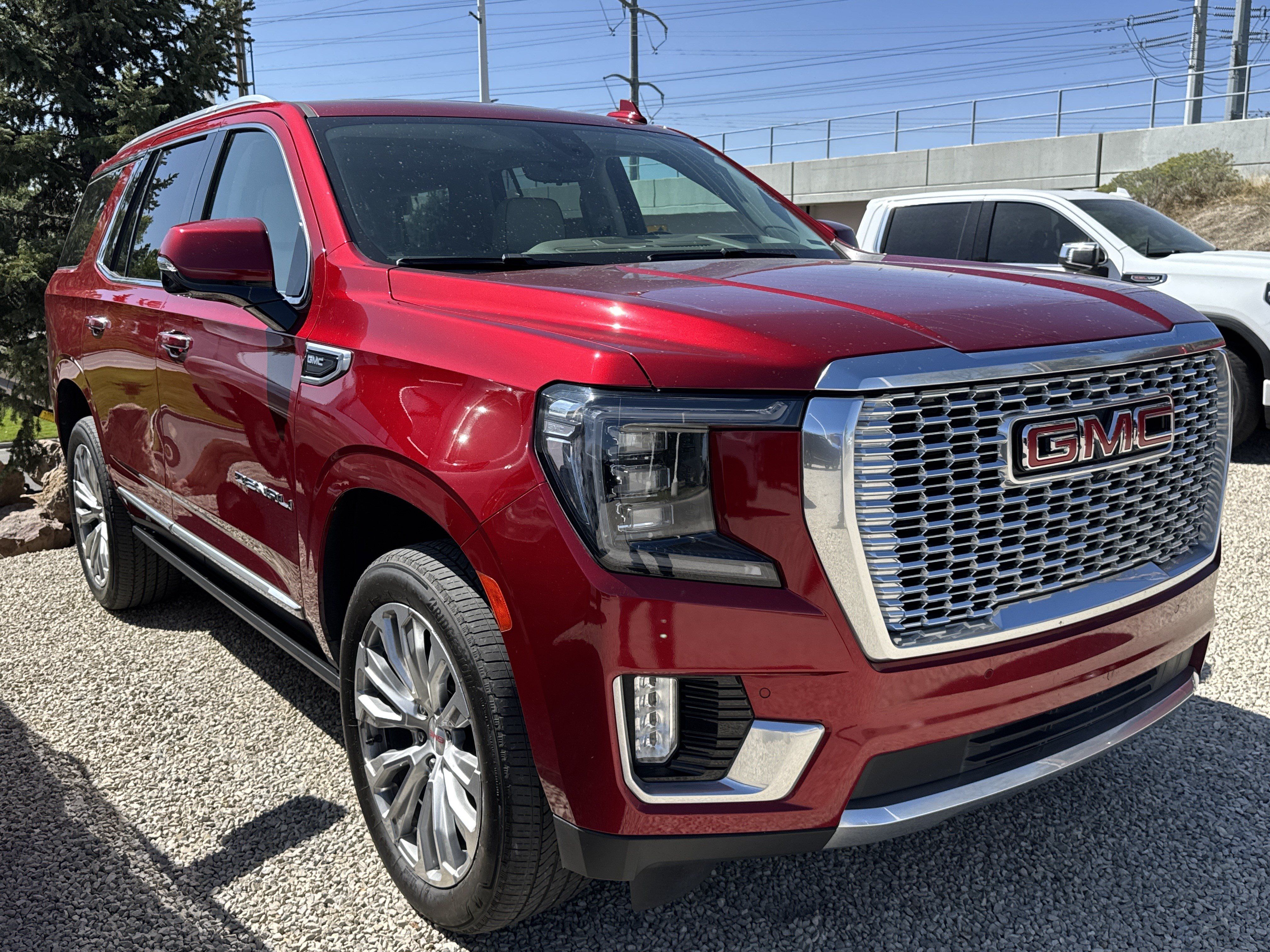 Used 2022 GMC Yukon Denali w/ Denali Premium Package AWD/4WD image 2