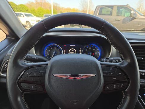 Used 2021 Chrysler Pacifica Touring-L w/ Premium & Safety Sphere Group image 16