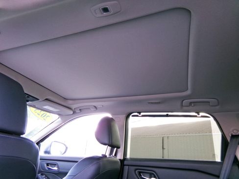 Used 2025 Nissan Rogue SL w/ SL Premium Package FWD image 3