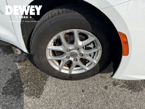 Used 2023 Chrysler Pacifica Touring-L FWD image 36