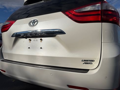 Used 2019 Toyota Sienna Limited Premium image 26