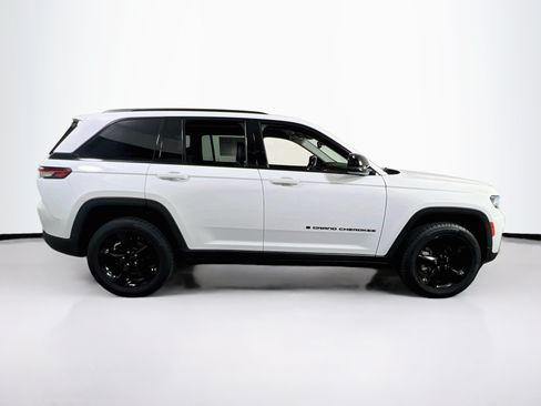 Used 2023 Jeep Grand Cherokee Limited w/ Black Appearance Package AWD/4WD image 4